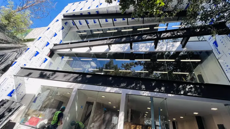 Contrapicada de la fachada con la pérgola estructural