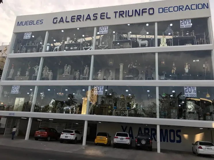 Fachada frontal terminada con el anuncio legible