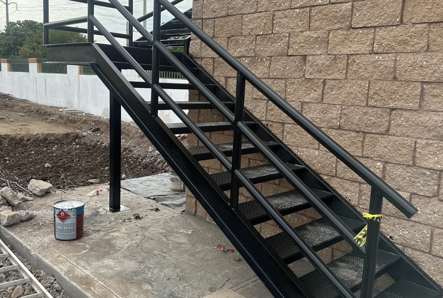 Escalera metálica con barandal tubular y huella antiderrapante
