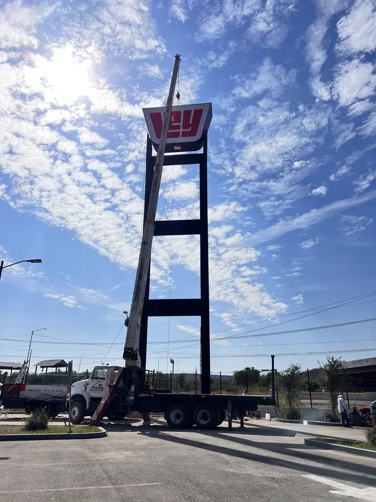 Torre izada contra cielo con nubes