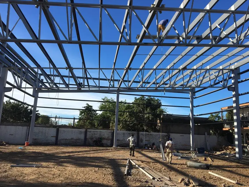 Marcos de acero del templo con cuadrilla y cielo azul