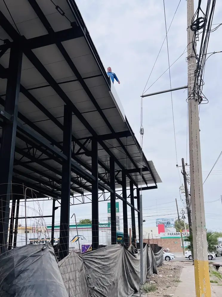 Esqueleto de acero de la plaza desde la calle