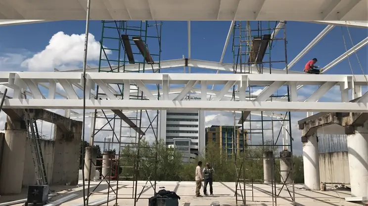 Montaje de vigas con andamio y cielo limpio