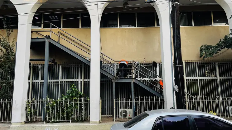Escalera de emergencia de acero instalada en la fachada
