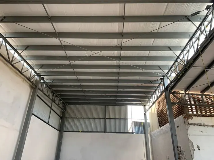 Interior de la bodega terminada con largueros y tragaluces