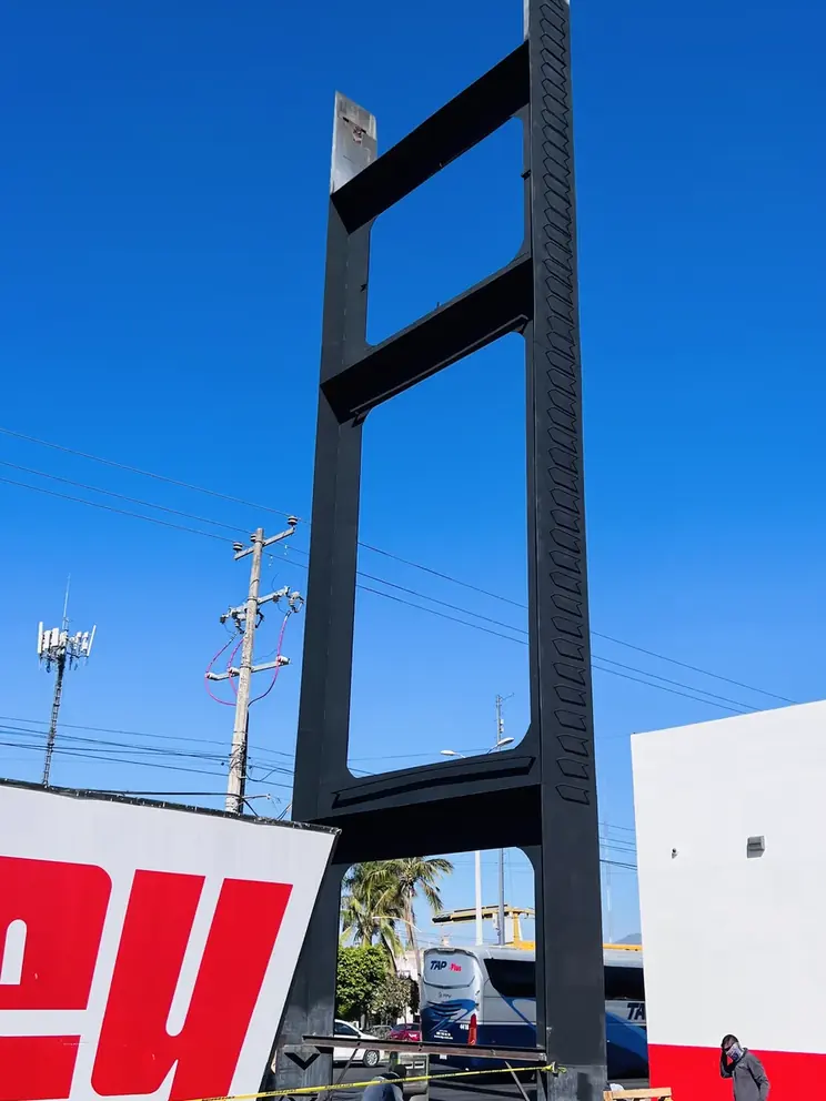 Torre con el anuncio ya montado contra cielo azul