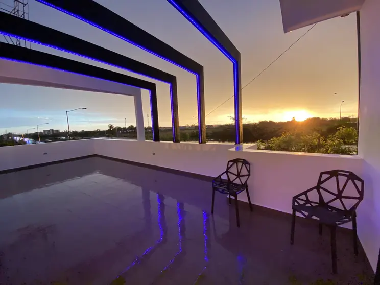 Pérgola estructural con la cuadrilla trabajando
