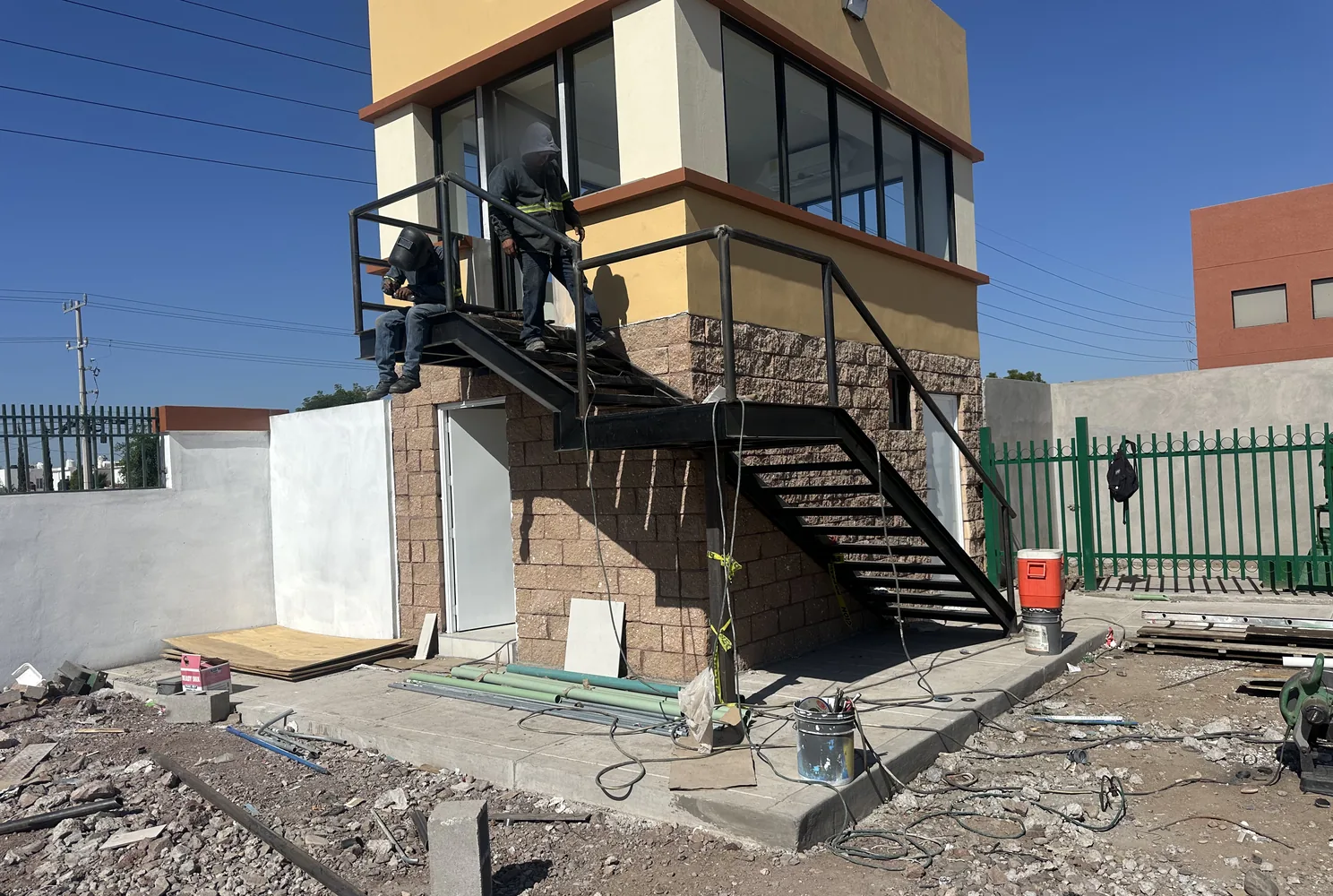 Caseta de vigilancia Coca-Cola con escalera metálica y descanso volado