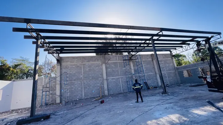 Estructura a contraluz con el sol entre las vigas