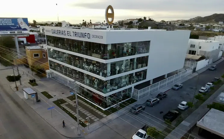 Edificio terminado a contraluz de atardecer