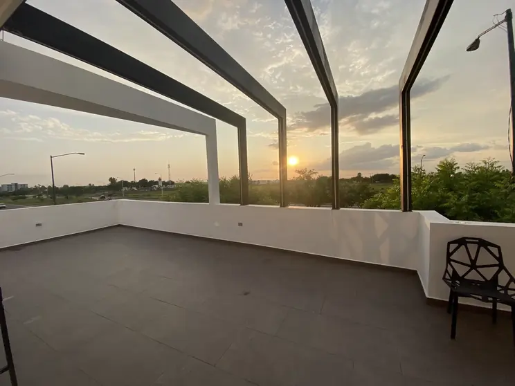 Terraza con pérgola de acero al atardecer