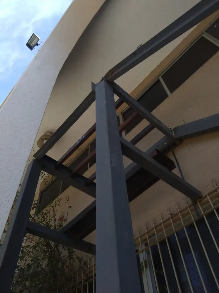 Estructura de la escalera en montaje contra los arcos