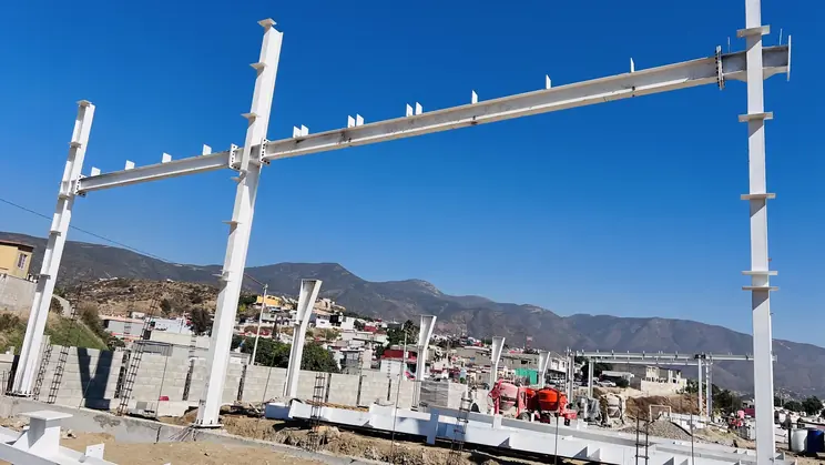 Marcos blancos montados con los cerros de Ensenada al fondo