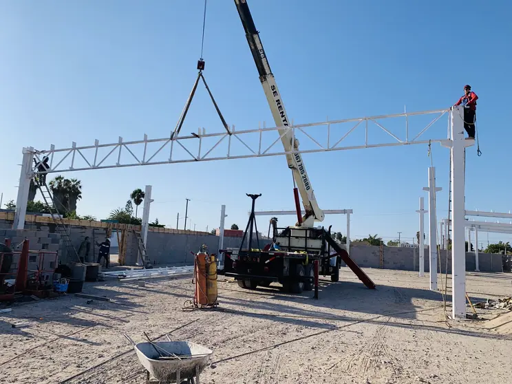 Izaje de armadura con un trabajador sobre la estructura