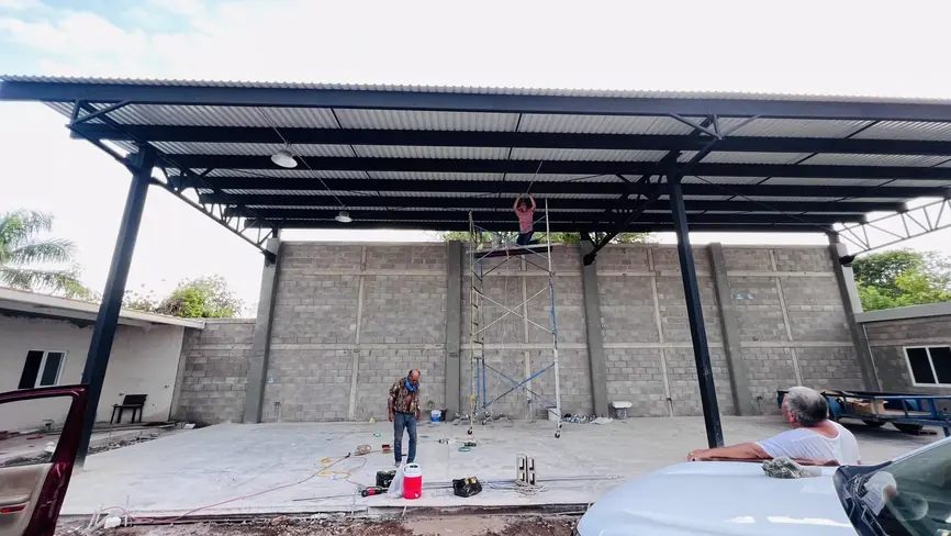 Cubierta metálica terminada sobre el patio de maniobras