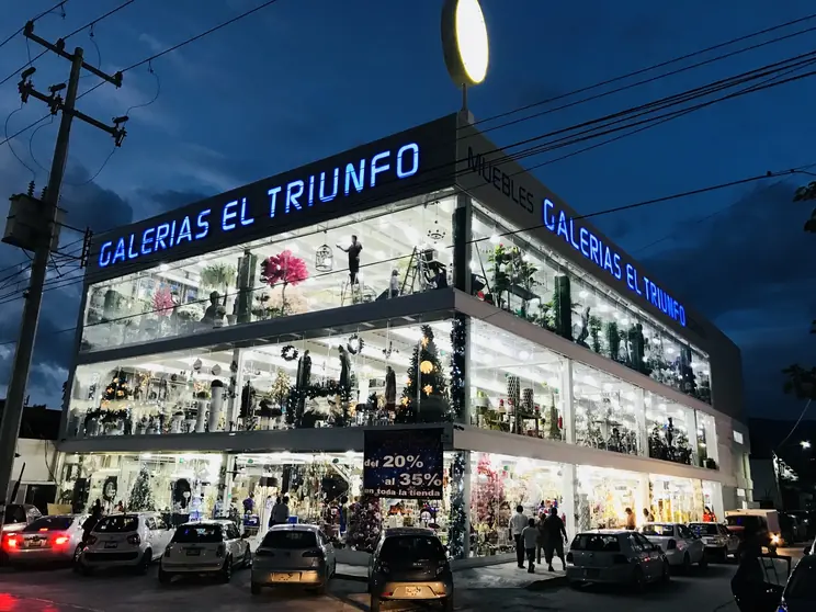 Fachada terminada e iluminada a la hora azul