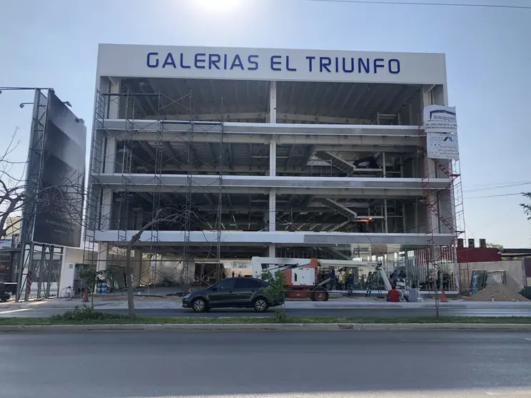Anuncio, fachada y andamios en una sola toma