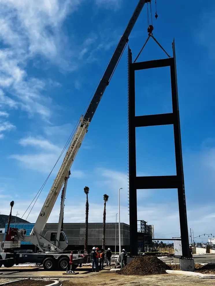 Torre ya vertical en el aire durante el izaje