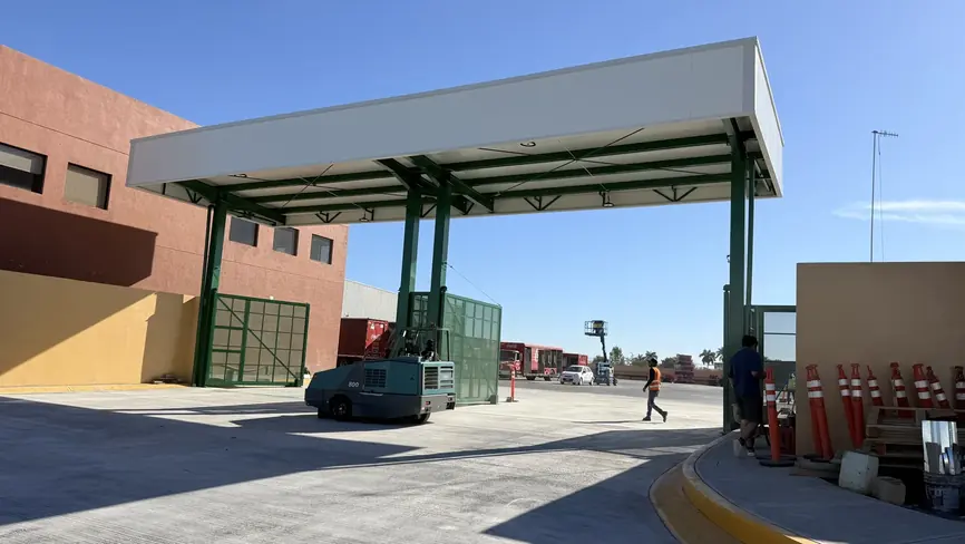 Andén techado terminado con cielo azul