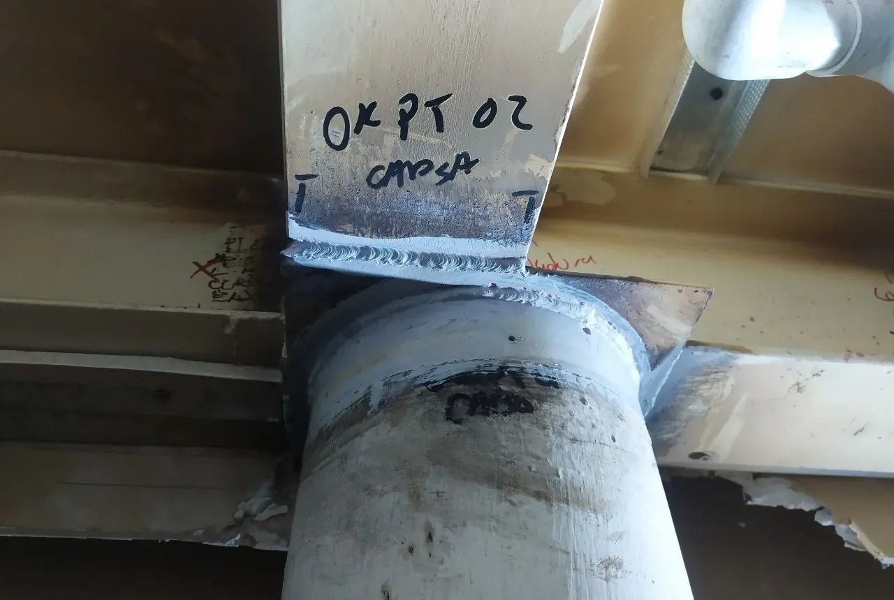 Unión soldada columna–trabe con marca de inspección aprobada